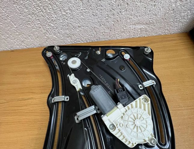 MERCEDES-BENZ E-Class W212/S212/C207/A207 (2009-2016) Bakdörrsfönsterregulator med motor A2076701403,#F6172,977654103 30267894