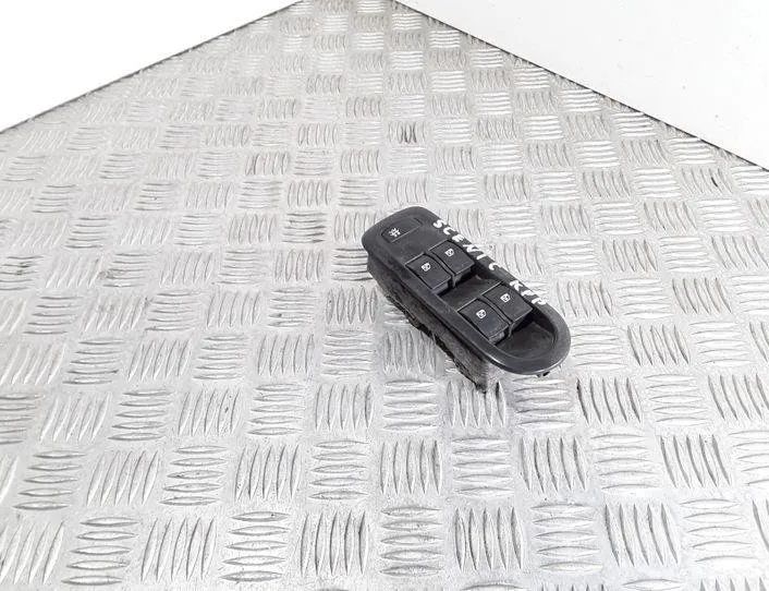 RENAULT Scenic 1 generation (1996-2003) Bakre höger dörrfönsterkontrollbrytare 156018070 20673982