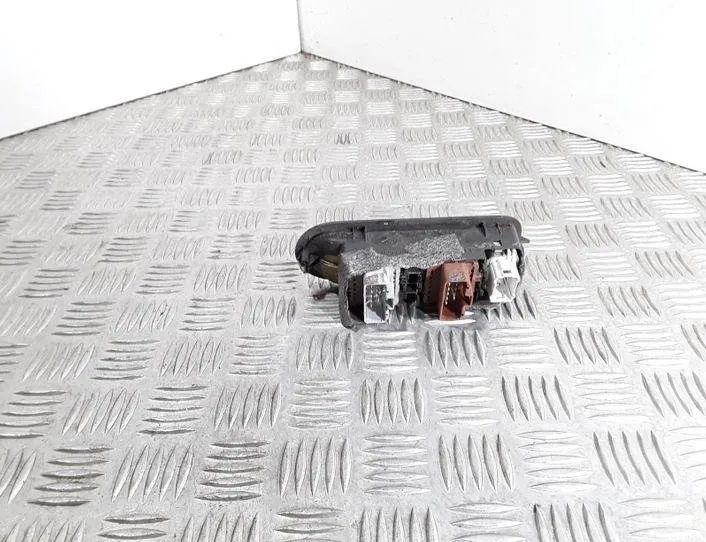 RENAULT Scenic 1 generation (1996-2003) Bakre höger dörrfönsterkontrollbrytare 156018070 20673982