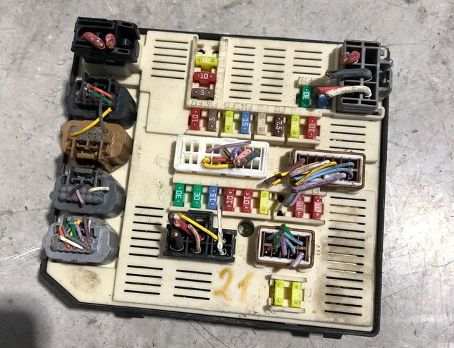 RENAULT Megane 3 generation (2008-2020) Säkringsdosa 284B68372R 32859849