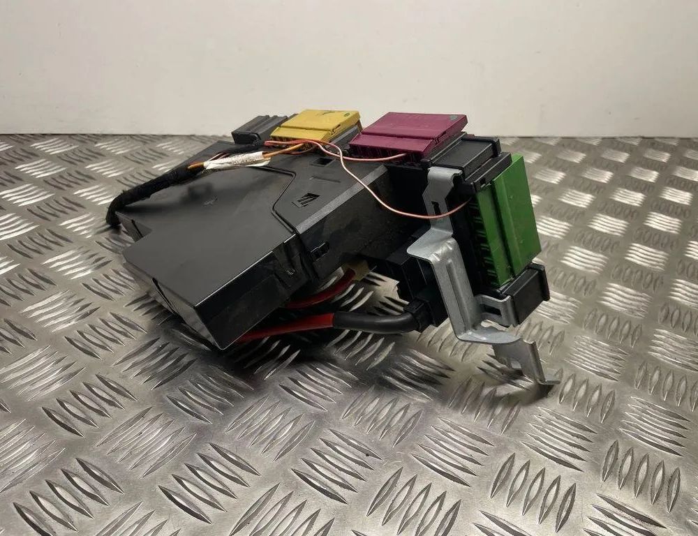 MERCEDES-BENZ C-Class W204/S204/C204 (2004-2015) Säkringsdosa 2129024301,2049060105 30995337