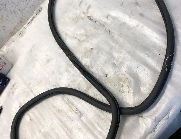 VOLKSWAGEN Passat B7 (2010-2015) Bakdörrens tätningsgummi (på karossen) 3g9867913k 32127148