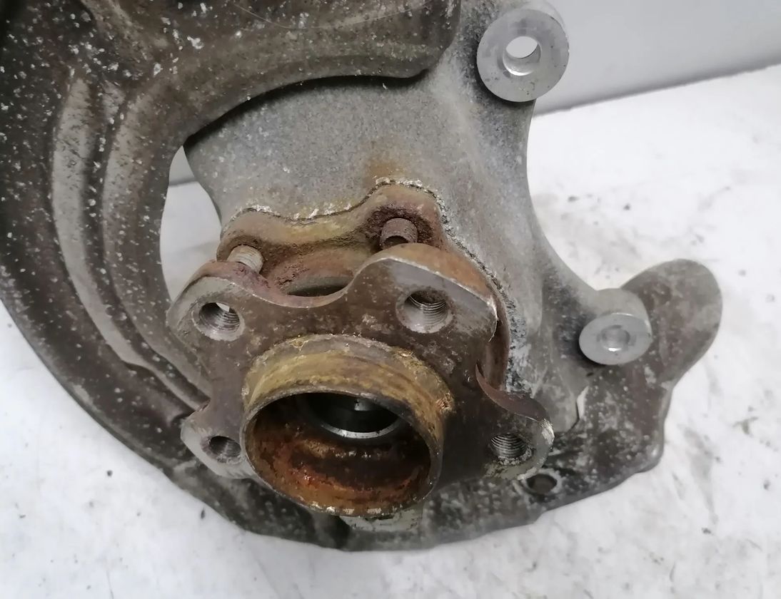 BMW 5 Series G30/G31 (2016-2023) Främre vänster hjulnav 6884385 17743051