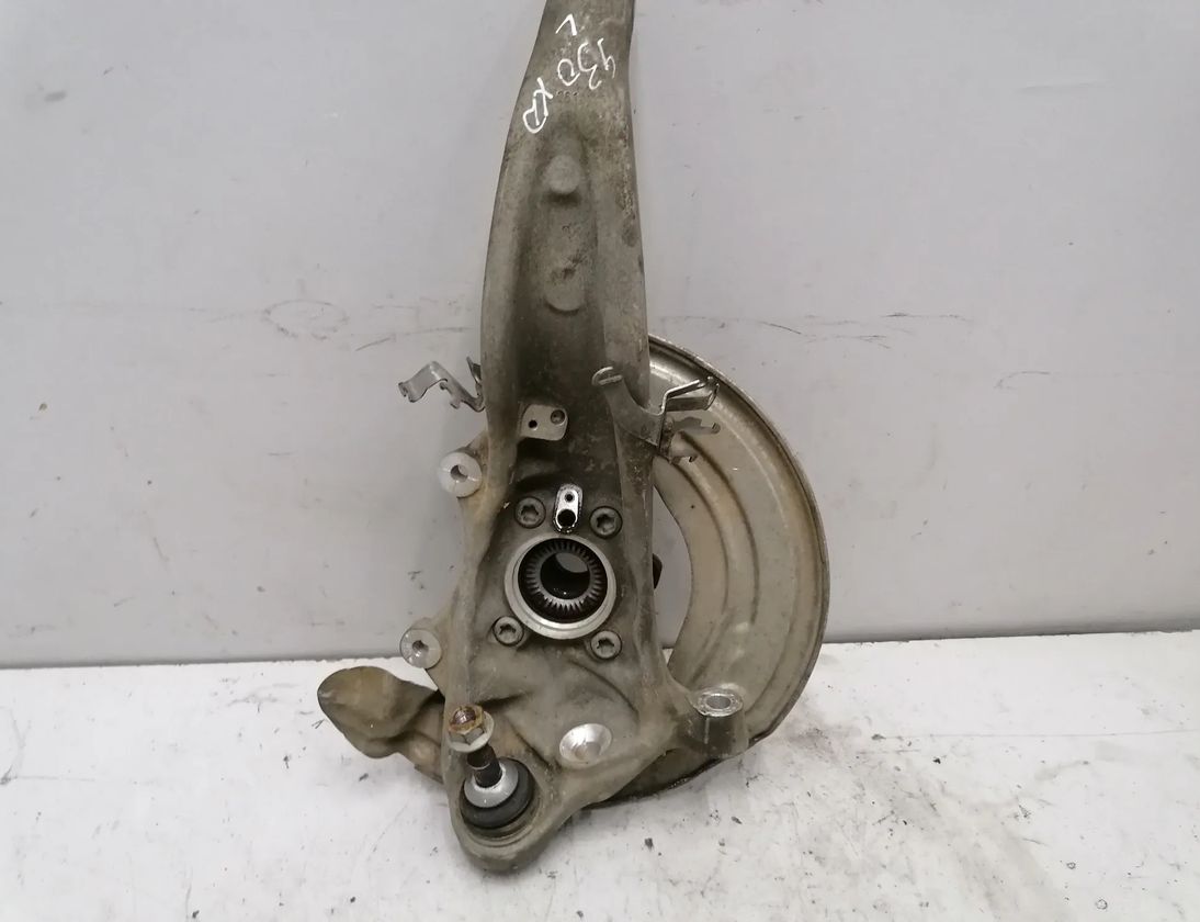 BMW 5 Series G30/G31 (2016-2023) Främre vänster hjulnav 6884385 17743051