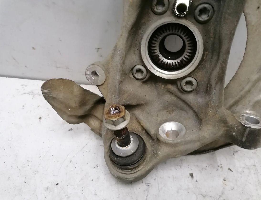 BMW 5 Series G30/G31 (2016-2023) Främre vänster hjulnav 6884385 17743051