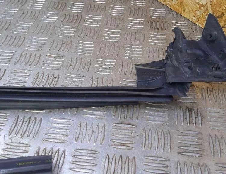 MERCEDES-BENZ CLS-Class C218/X218 (2011-2017) Främre höger dörrtätning gummi A2187200815 31132741