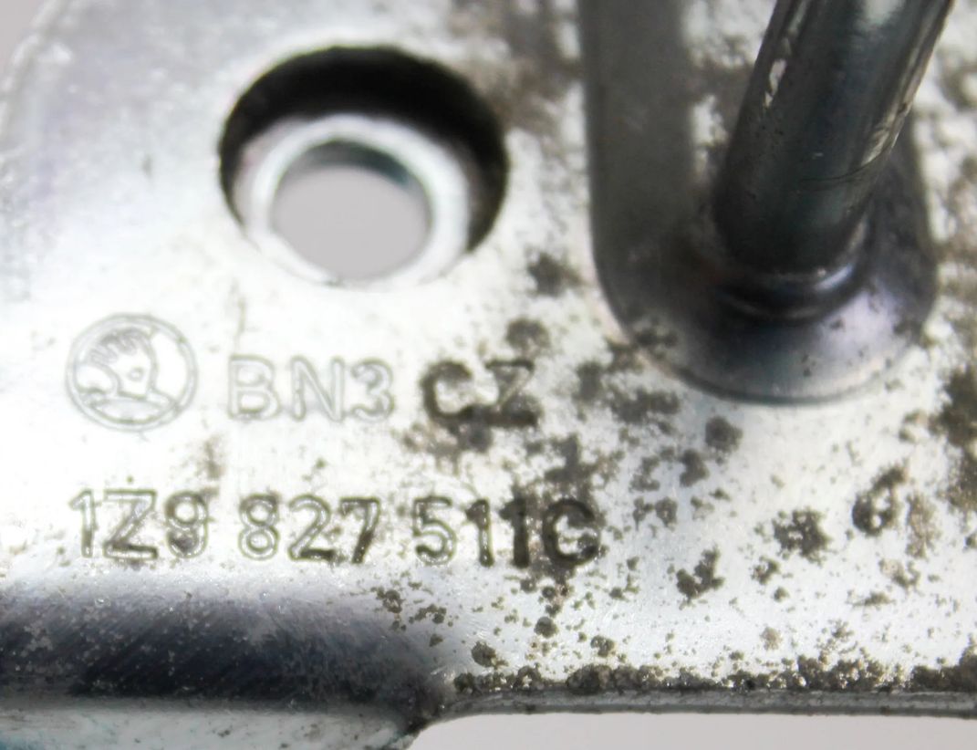 SKODA Octavia 2 generation (2004-2013) Bakluckans bagagerumslås 1Z9827511C 2714636