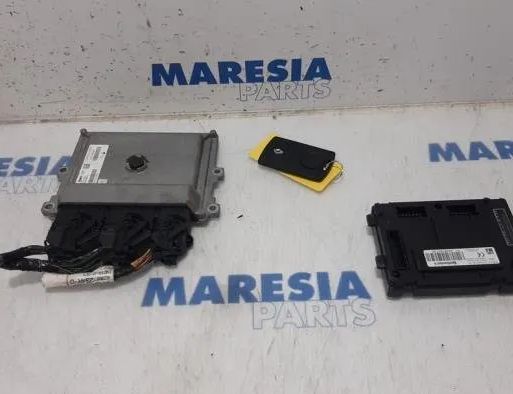 RENAULT Clio 4 generation (2012-2020) Motorstyrenhet ECU 237102928R,237104736R,237102706R,V29029647A,284B19573R,284B10317R,BCMT4 27826168