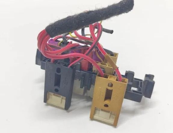 AUDI A8 D3/4E (2002-2010) Säkringsdosa 8A0937530 31553065