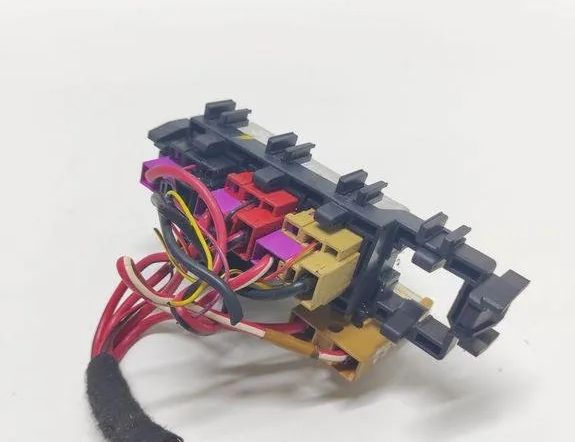 AUDI A8 D3/4E (2002-2010) Säkringsdosa 8A0937530 31553065