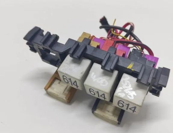 AUDI A8 D3/4E (2002-2010) Säkringsdosa 8A0937530 31553065