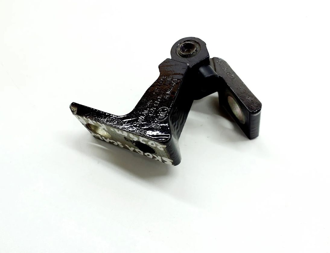 SKODA Scala 1 generation (2019-2023) Främre vänstra Dörrgångjärn 33085533