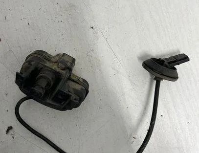 VOLKSWAGEN Golf 5 generation (2003-2009) Bränsletanklocklås 5N0810773B 24415912