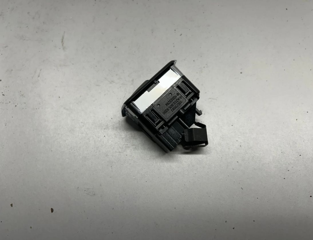 MERCEDES-BENZ CLS-Class C218/X218 (2011-2017) Bakre lucka Öppna brytare A2129059300 27954457