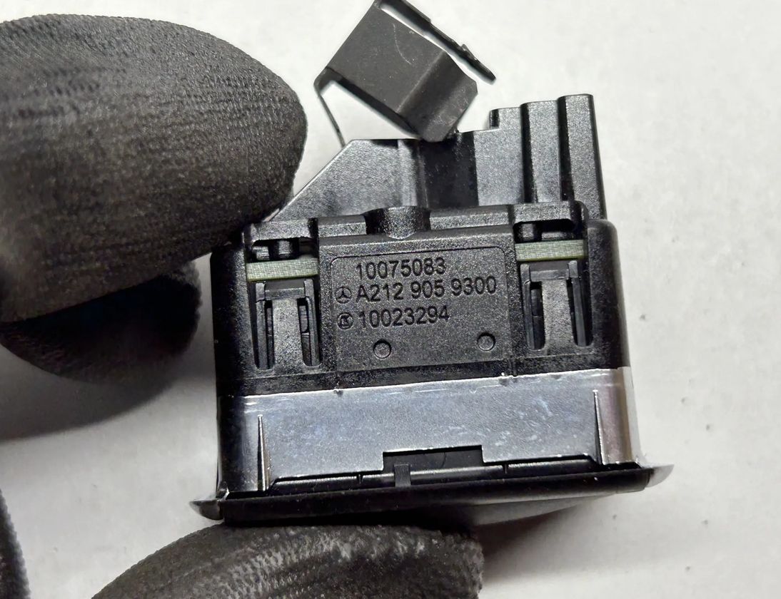 MERCEDES-BENZ CLS-Class C218/X218 (2011-2017) Bakre lucka Öppna brytare A2129059300 27954457