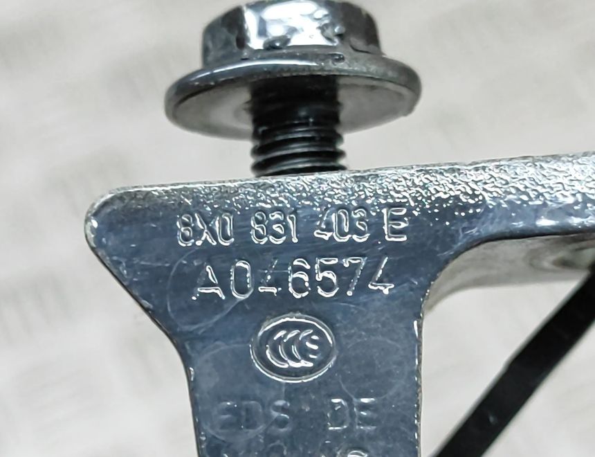 VOLKSWAGEN Tiguan 2 generation (2016-2024) Främre vänstra Dörrgångjärn 8X0831403E,8X4833405A 24502011