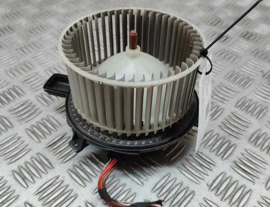 BMW X5 G05/G18 (2018-2024) Värmare fläkt 9490192 28302699