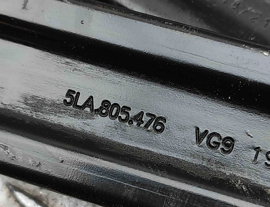 SKODA Enyaq 1 generation (2020-2023) Höger strålkastarfäste 5LA805476,5LA805475 32569807