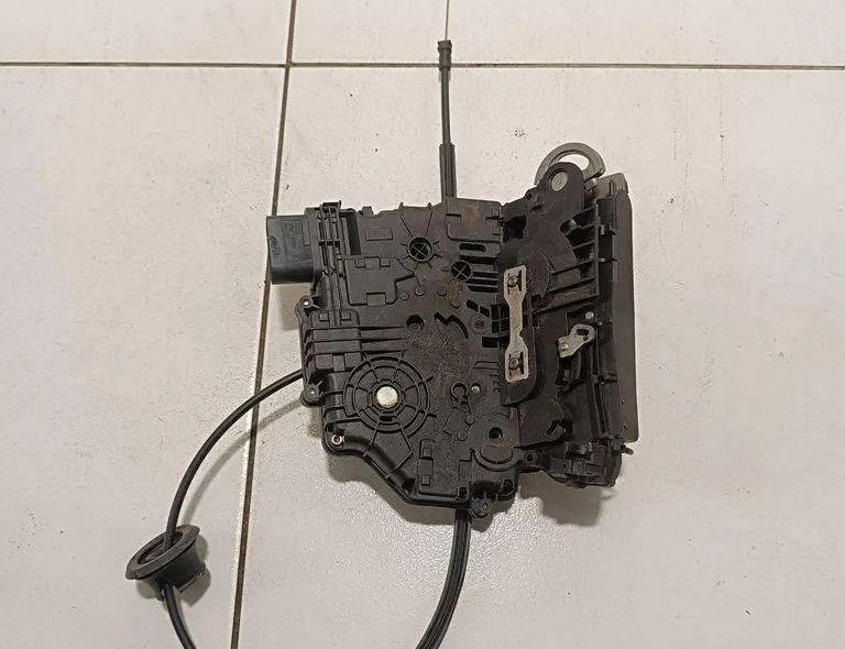 SEAT Alhambra 2 generation (2010-2021) Lås för skjutdörr på vänster sida 7N0839003A 30354966