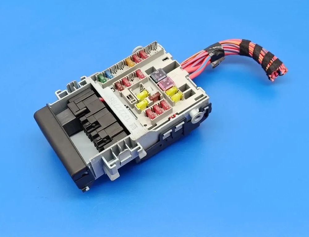 OPEL Astra K (2015-2021) Säkringsbox 13222786 33076343