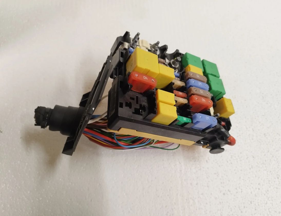 PEUGEOT 308 T9 (2013-2021) Säkringsdosa 9804848580 22220450