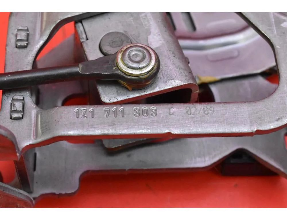 SKODA Superb 2 generation (2008-2015) Handbromshandtag 1Z1711303 33052477