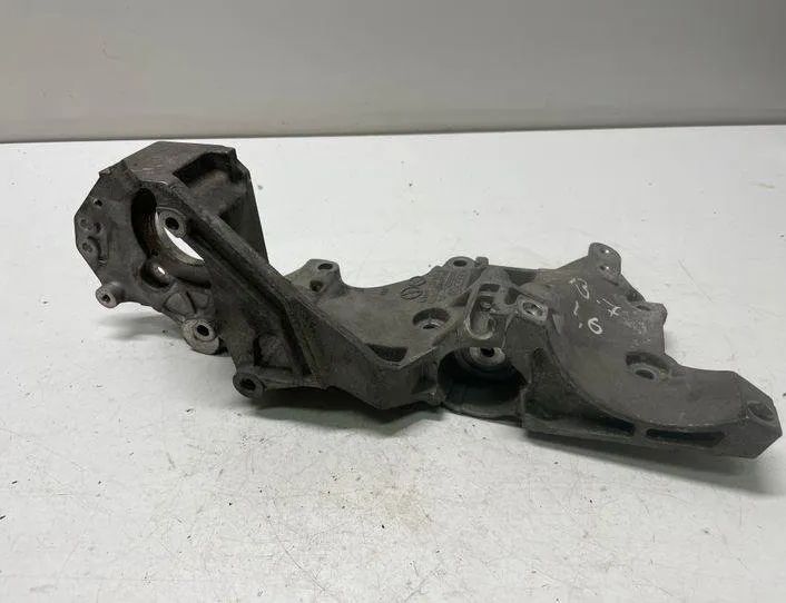 VOLKSWAGEN Passat B7 (2010-2015) Generatorfäste 03L903143Q 22158239