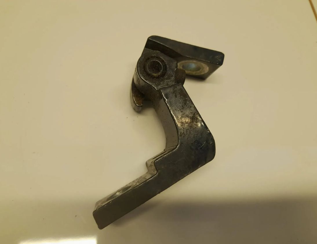 AUDI A6 C8/4K (2018-2024) Bakre vänstra dörrgångjärn A046573 29748162