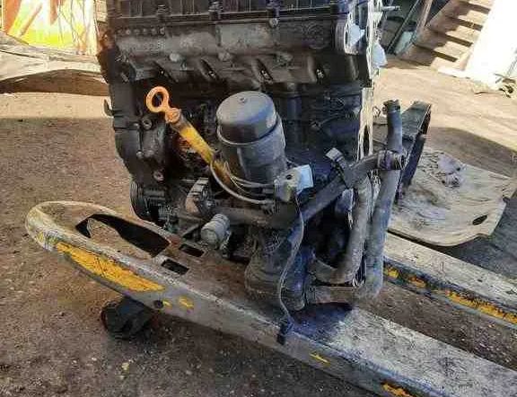 VOLKSWAGEN Passat B5 (1996-2005) Motor 32513361