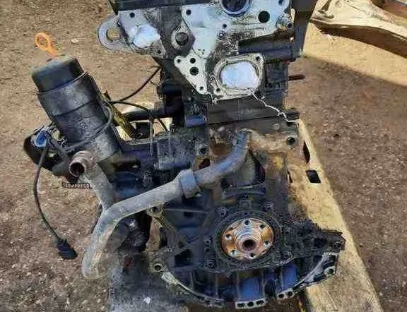 VOLKSWAGEN Passat B5 (1996-2005) Motor 32513361