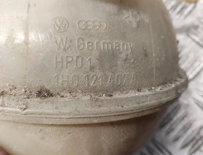 VOLKSWAGEN Golf 3 generation (1991-1998) Kylvätskeexpansionstankreservoar 1h0121407 29465682
