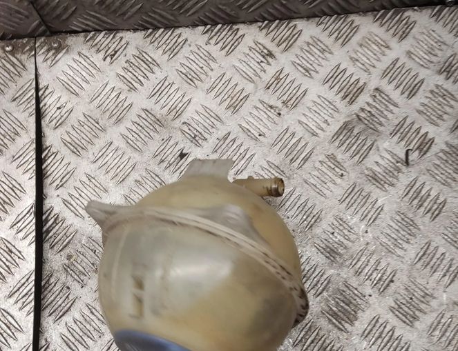 VOLKSWAGEN Golf 3 generation (1991-1998) Kylvätskeexpansionstankreservoar 1h0121407 29465682