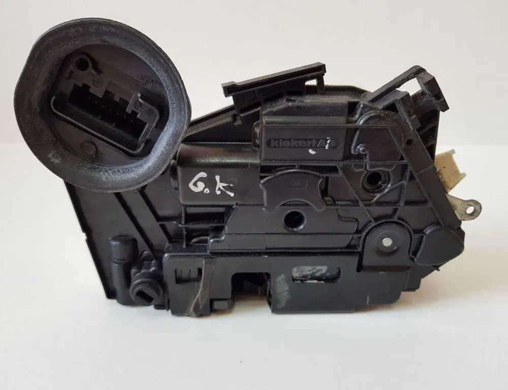 VOLKSWAGEN Golf 8 generation (2019-2023) Bakre vänstra dörrlås 5K4839015H 31299556