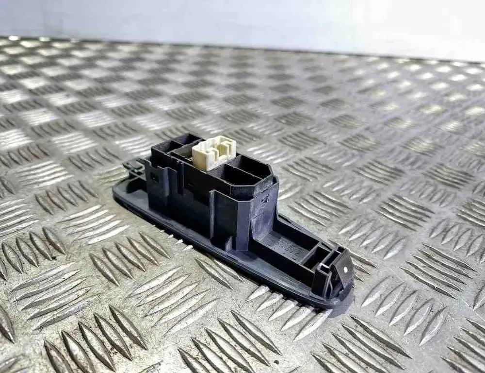 TOYOTA Previa 2 generation (2000-2006) Bakre höger dörrfönsterkontrollbrytare 76A047 32631478