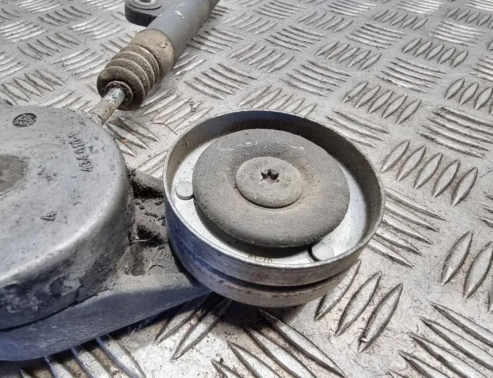 SEAT Cordoba 2 generation (1999-2009) Bältesspännare 038903315c 33520126