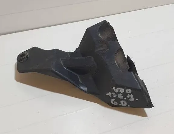 VOLVO V70 2 generation (2000-2008) Bakre höger stötfångarfäste BP3EA,08693385 32266663