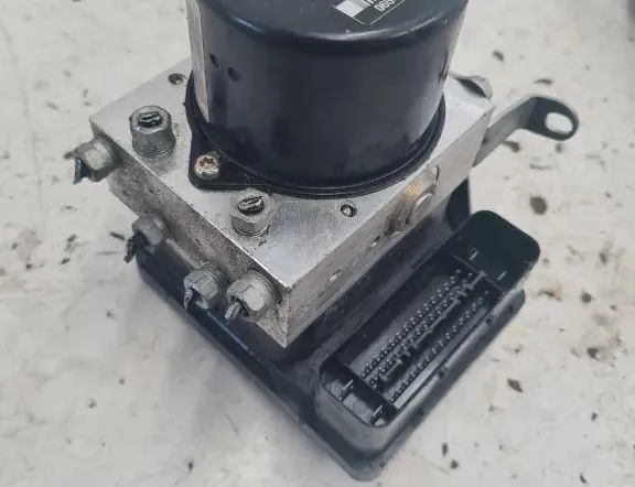 BMW 3 Series E90/E91/E92/E93 (2004-2013) ABS pump 33286081