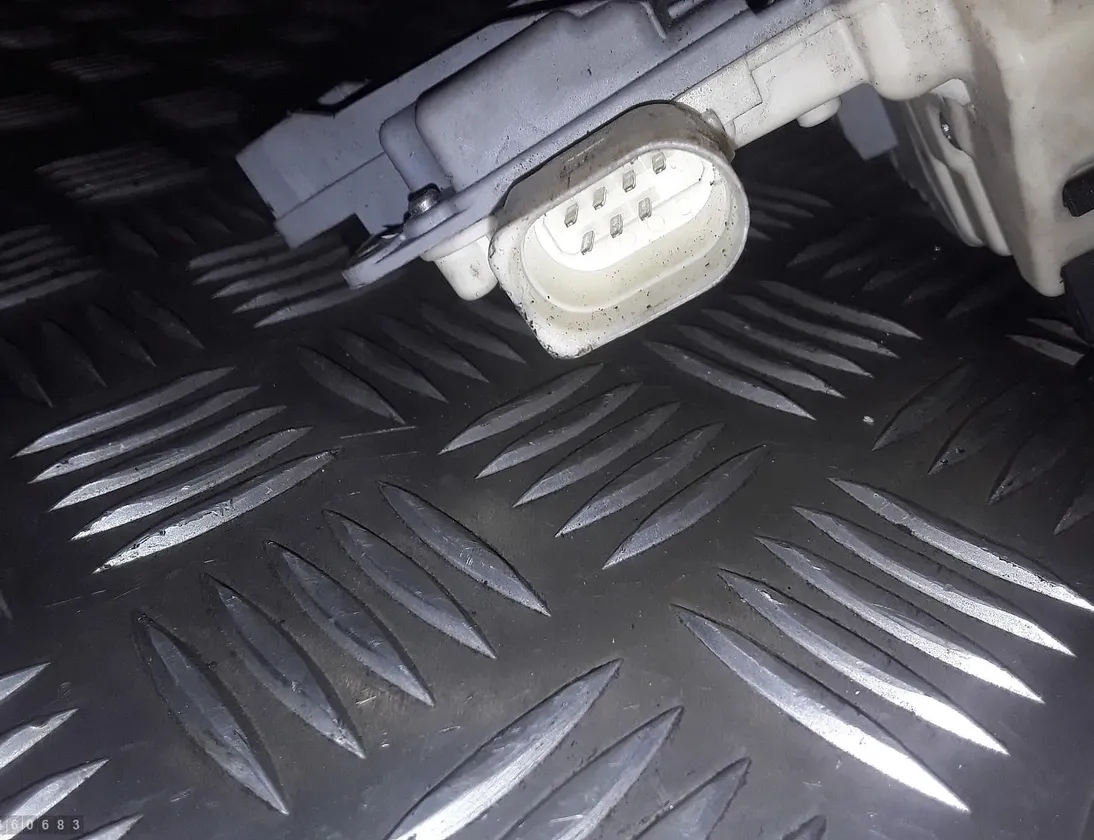 VOLKSWAGEN Passat CC 1 generation (2008-2017) Höger bakdörr mittlås 3c4839016b 28639581