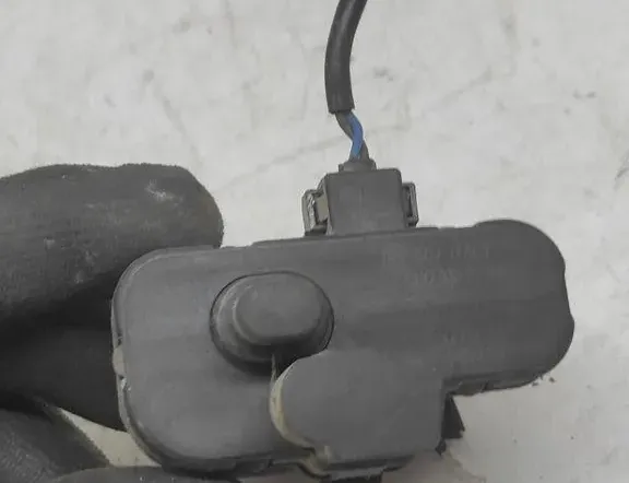 VOLKSWAGEN Golf 5 generation (2003-2009) Bränsletanklocklås 5N0810773B 33239060