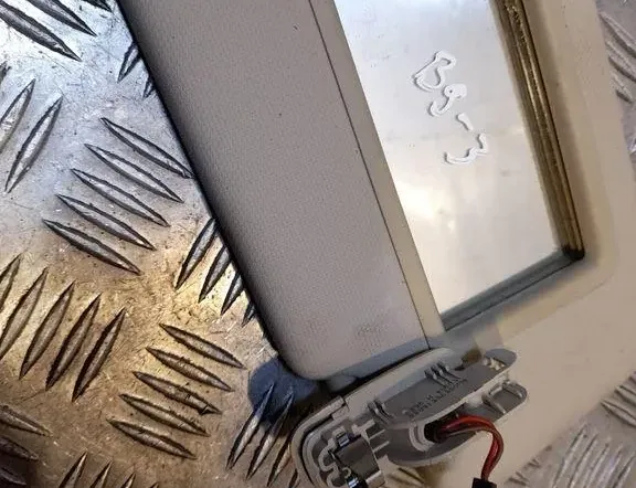 AUDI A4 B9/8W (2015-2024) Solskydd på vänster sida 8W0857551 33419795