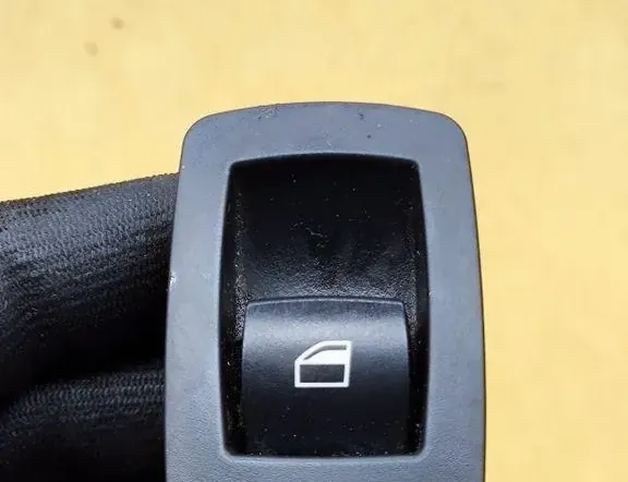 BMW 3 Series E90/E91/E92/E93 (2004-2013) Främre höger dörrfönsterbrytare 1811B,6945874 33133961