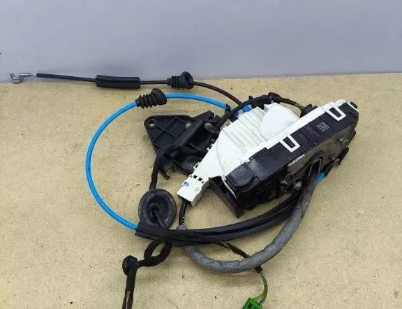 MERCEDES-BENZ C-Class W204/S204/C204 (2004-2015) Bakre vänstra dörrlås A2047302135 33134167