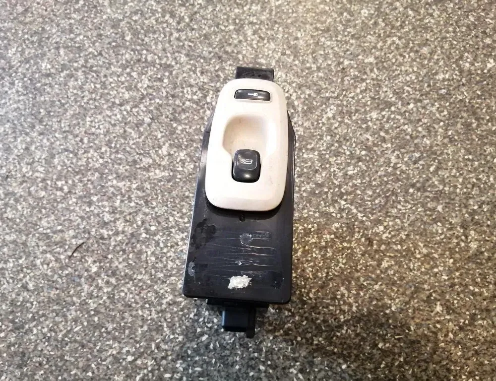 VOLVO V70 2 generation (2000-2008) Bakre höger dörrfönsterkontrollbrytare 30658147 33971383