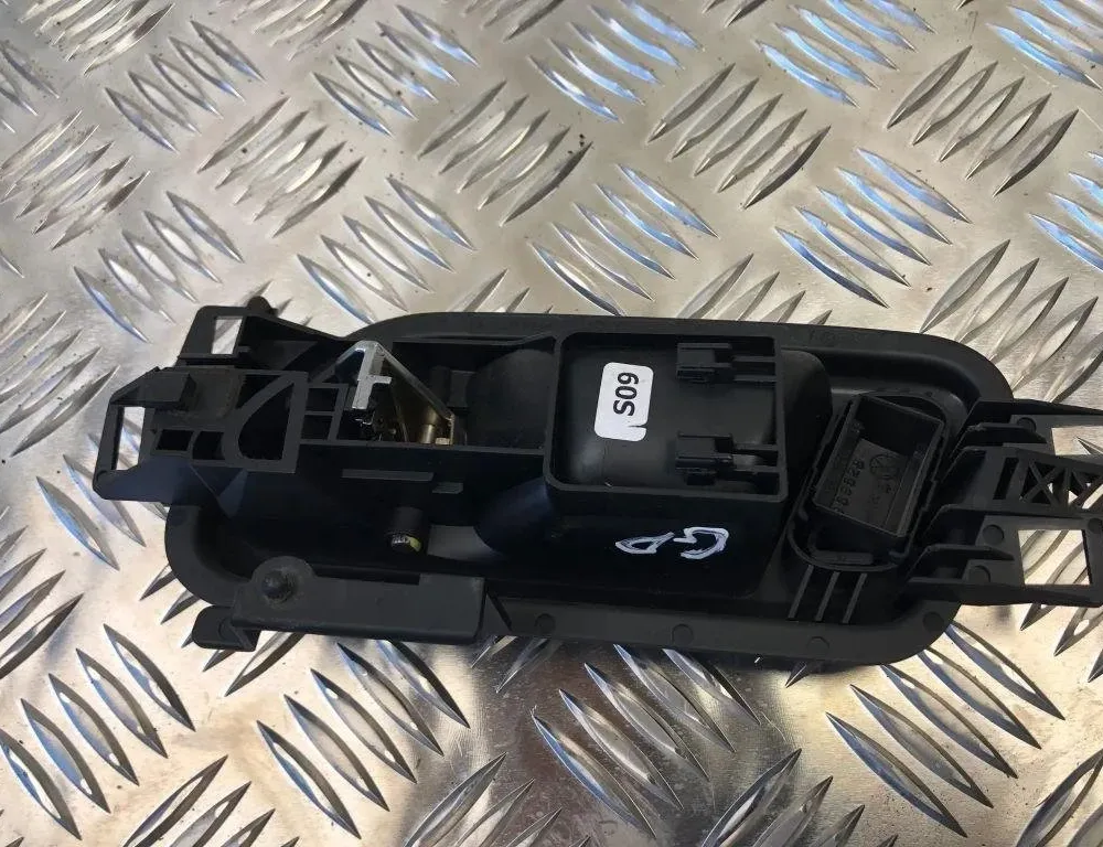 VOLKSWAGEN Amarok 1 generation (2010-2022) Höger bakre inre öppningshandtag 2H0837114D 31270143