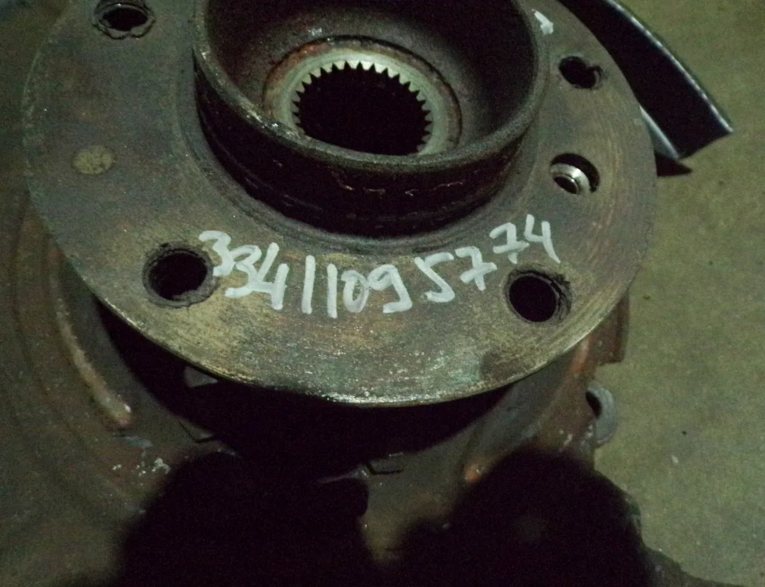 BMW 8 Series E31 (1989-1999) Bakre höger hjulnav 33411095774,34111162106 33494078