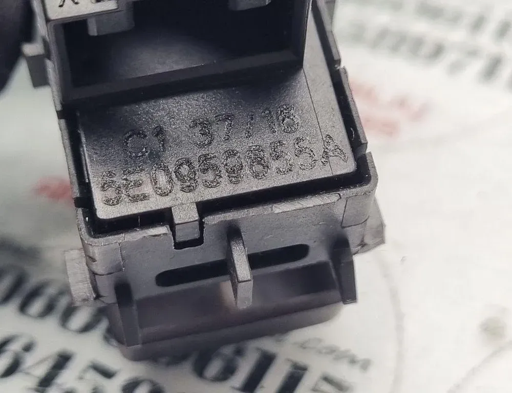 SKODA Octavia 1 generation (1996-2010) Bakre höger dörrfönsterkontrollbrytare 5E0959855A 31448932