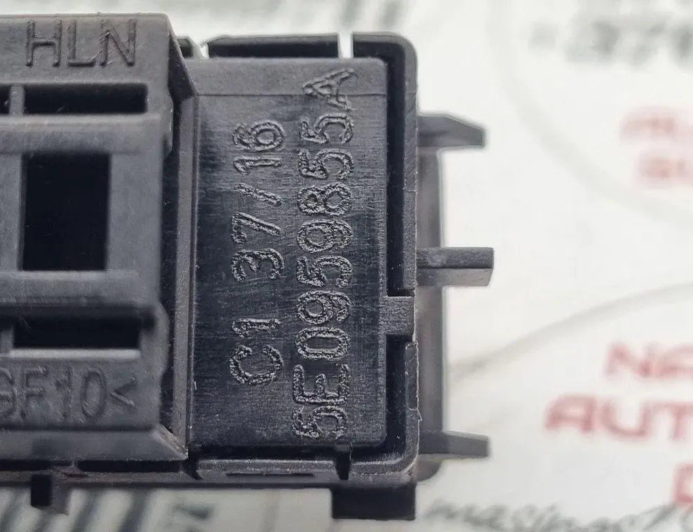 SKODA Octavia 1 generation (1996-2010) Bakre höger dörrfönsterkontrollbrytare 5E0959855A 31461839