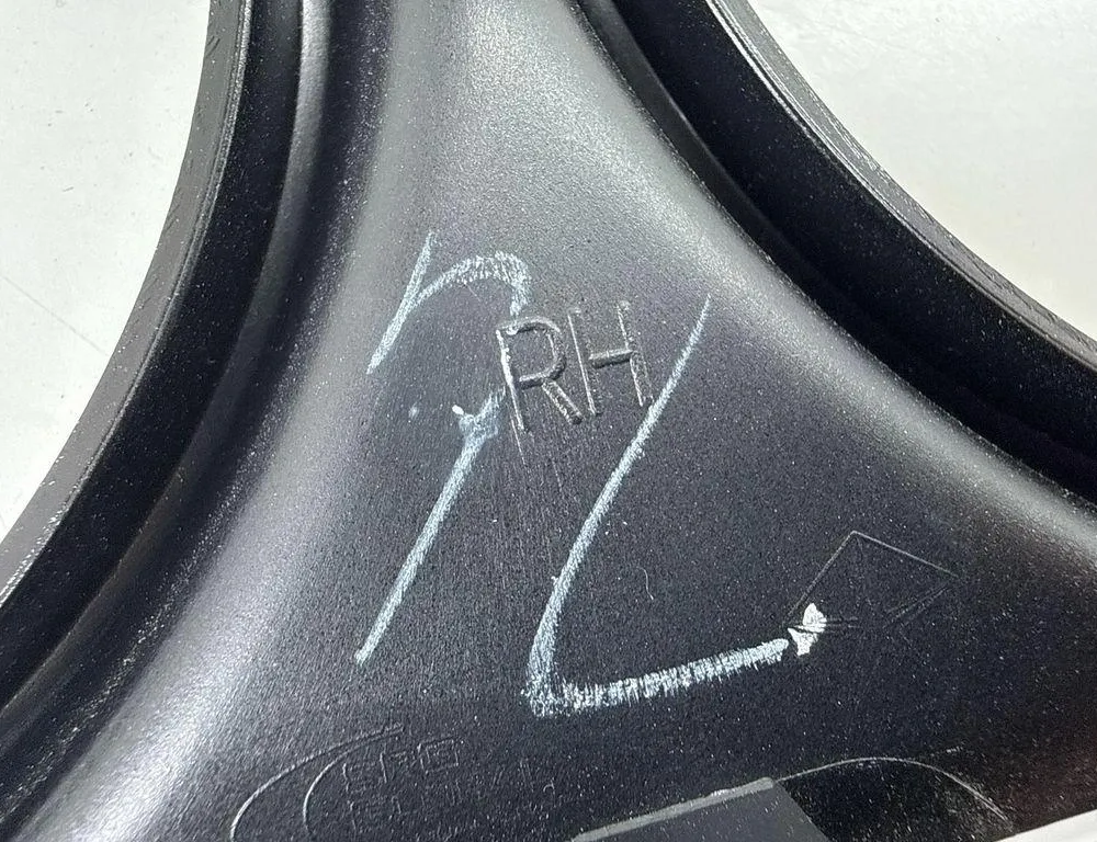 DODGE Challenger 3 generation (2008-2024) Främre höger strålkastarlist 68259052AB 34985524