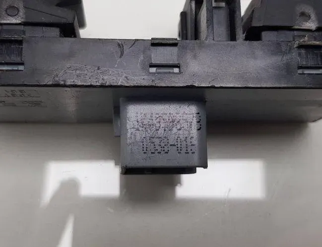 VOLKSWAGEN Passat B7 (2010-2015) Främre höger dörrfönsterbrytare 1K4959857CREH,1K4959857B 31069081