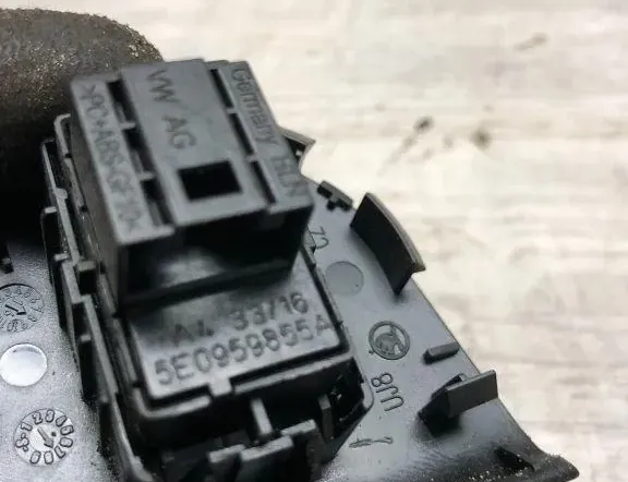 SKODA Octavia 3 generation (2013-2020) Bakre höger dörrfönsterkontrollbrytare 5E0959855A 34983236